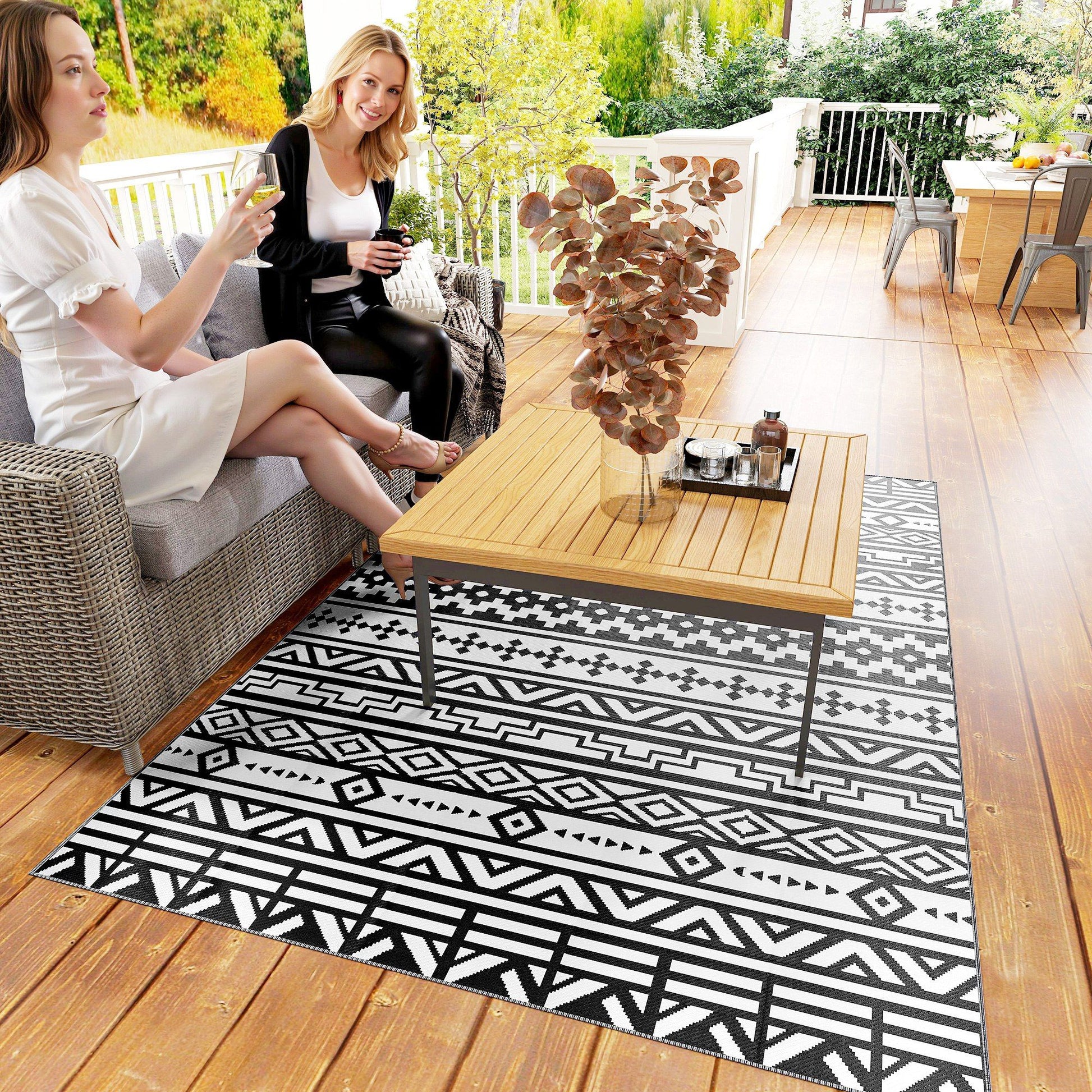 Outsunny 6 x 9 ft Reversible Waterproof Outdoor Rug, Black & White