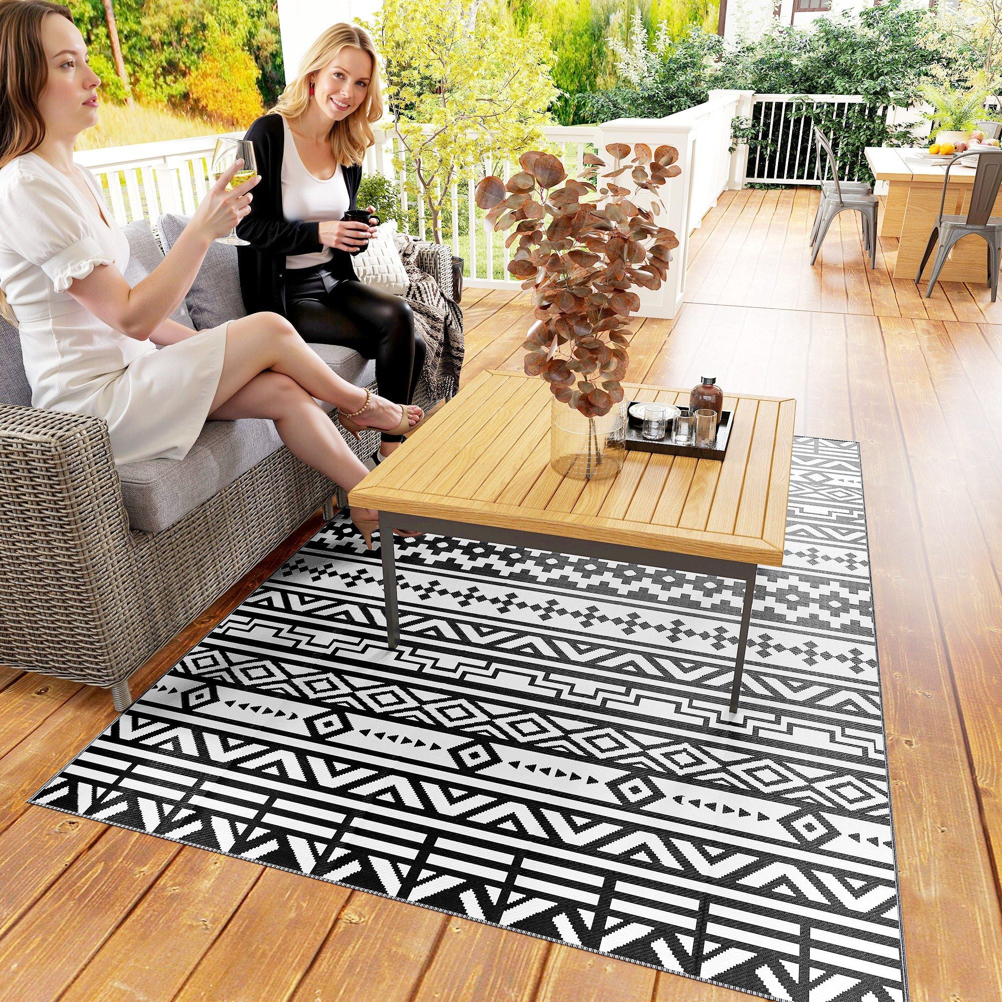 Outsunny 6 x 9 ft Reversible Waterproof Outdoor Rug, Black & White