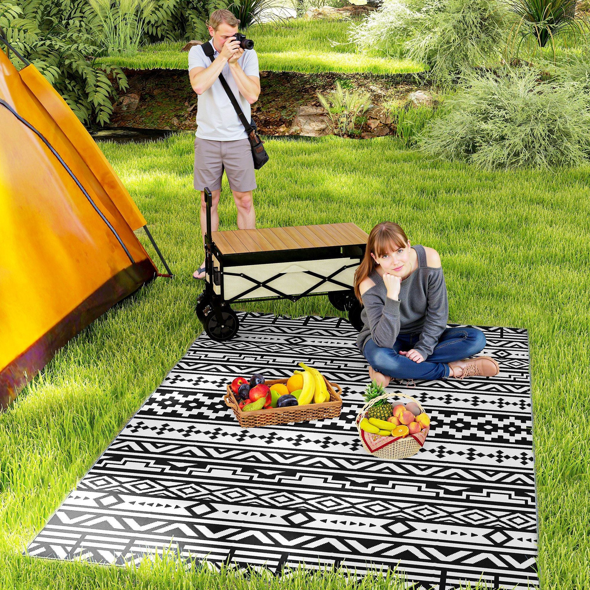 Outsunny 6 x 9 ft Reversible Waterproof Outdoor Rug, Black & White