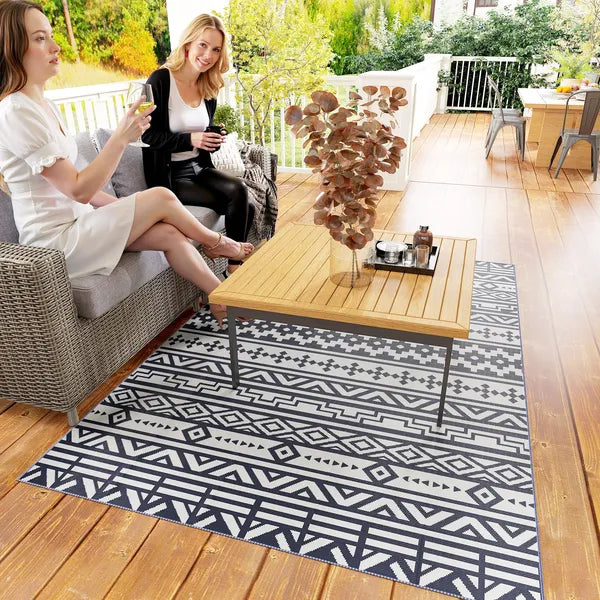 Outsunny Reversible Outdoor Rug, Waterproof Plastic Straw with Carry Bag, 6 ft x 9 ft, Blue and White Geometric - product image 9